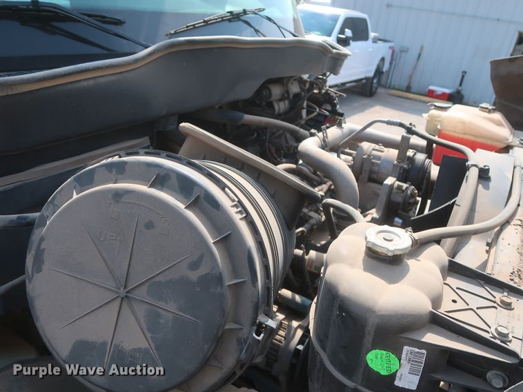 image for item HS9560 2003 International 7400  digger derrick truck