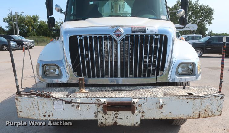 image for item HS9560 2003 International 7400  digger derrick truck