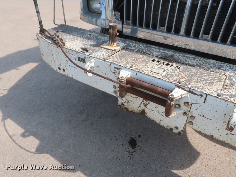 image for item HS9560 2003 International 7400  digger derrick truck