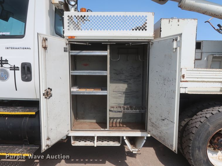 image for item HS9560 2003 International 7400  digger derrick truck