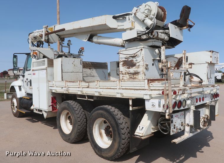 image for item HS9560 2003 International 7400  digger derrick truck