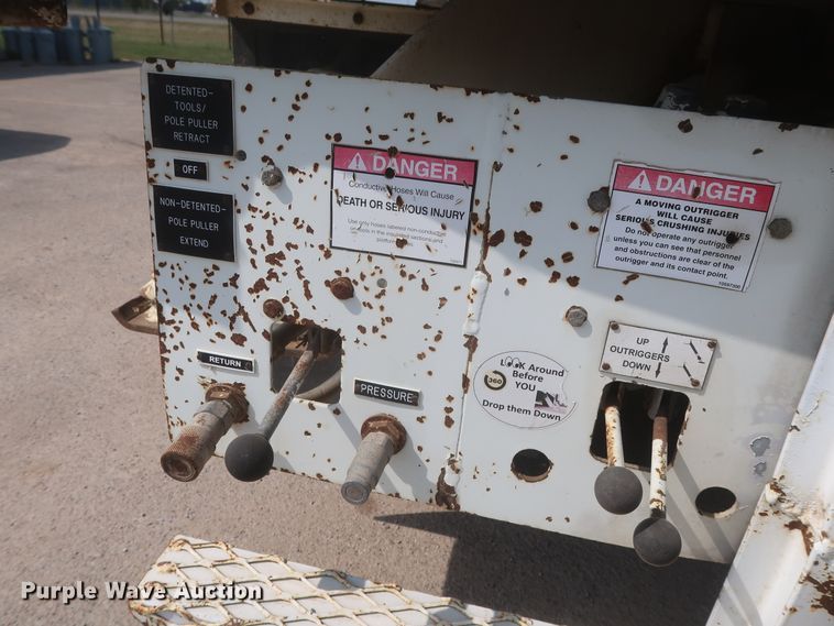 image for item HS9560 2003 International 7400  digger derrick truck