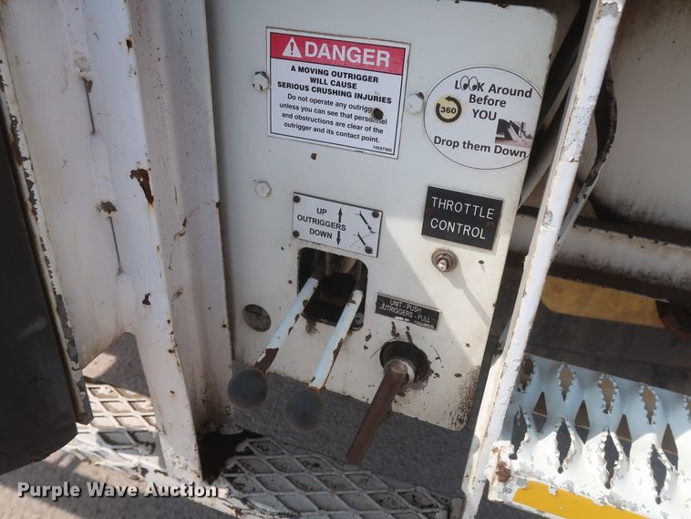 image for item HS9560 2003 International 7400  digger derrick truck