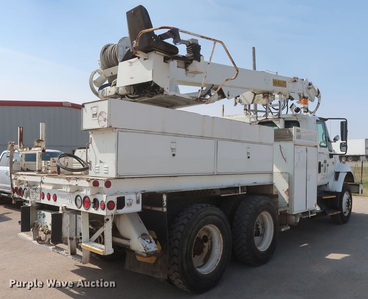 image for item HS9560 2003 International 7400  digger derrick truck