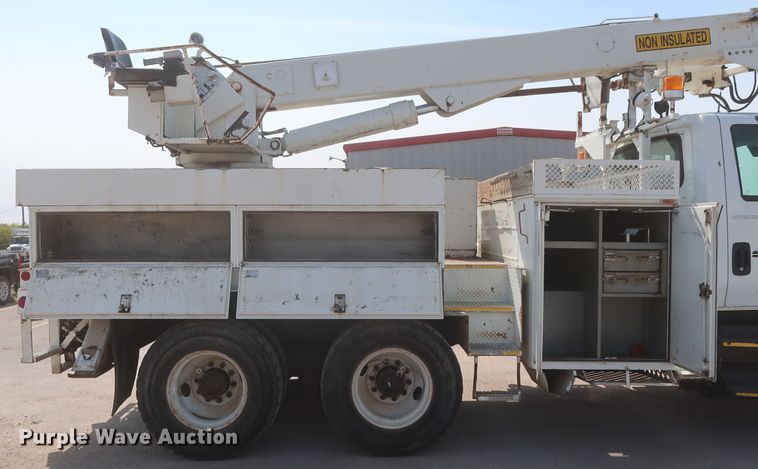 image for item HS9560 2003 International 7400  digger derrick truck