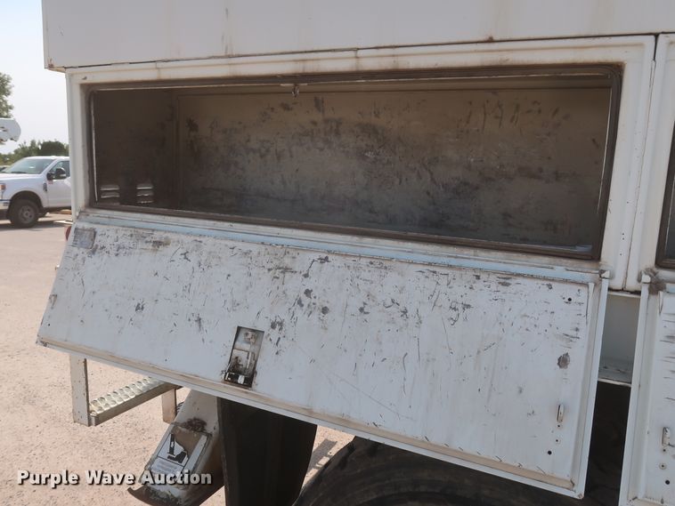 image for item HS9560 2003 International 7400  digger derrick truck