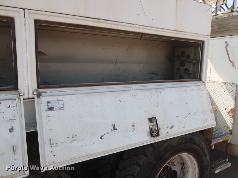 image for item HS9560 2003 International 7400  digger derrick truck