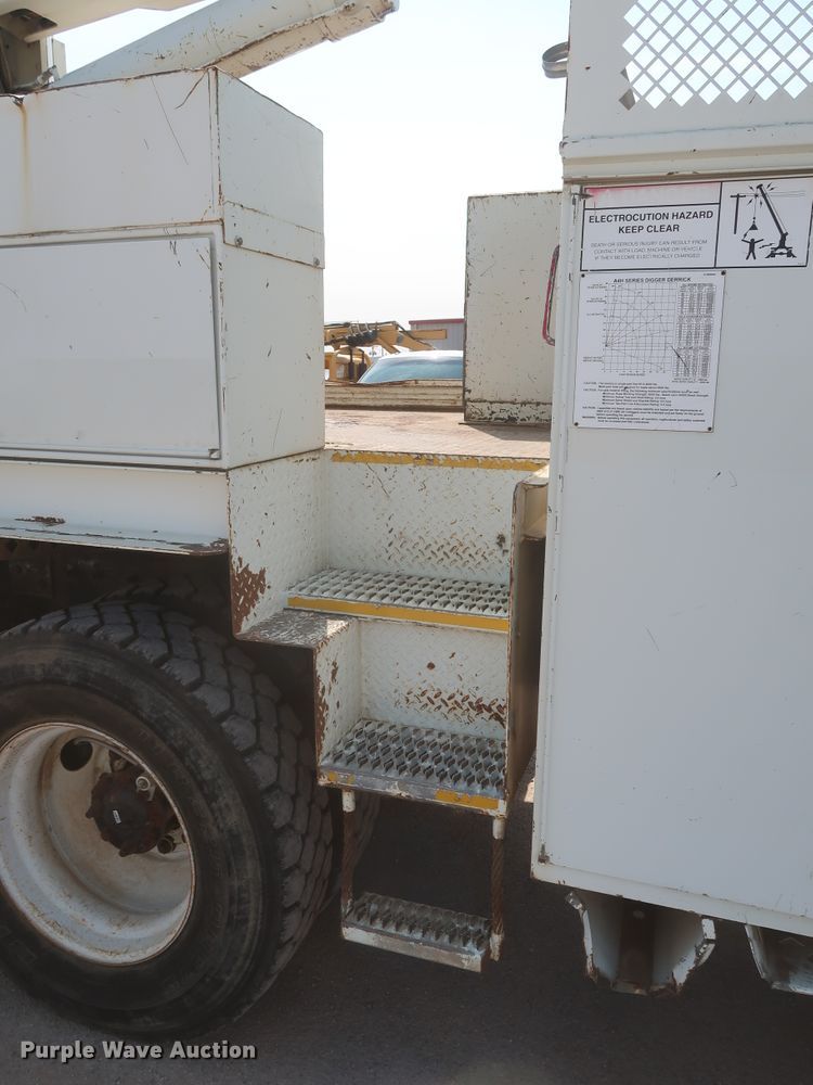 image for item HS9560 2003 International 7400  digger derrick truck