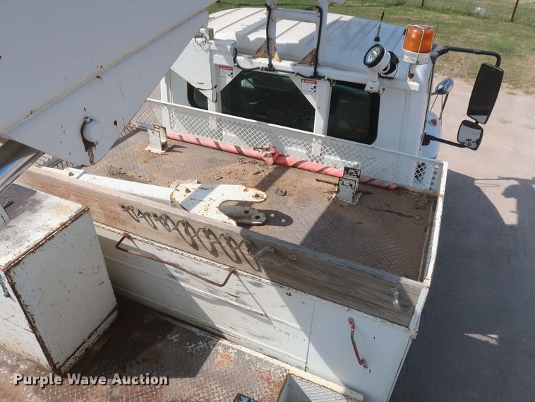 image for item HS9560 2003 International 7400  digger derrick truck