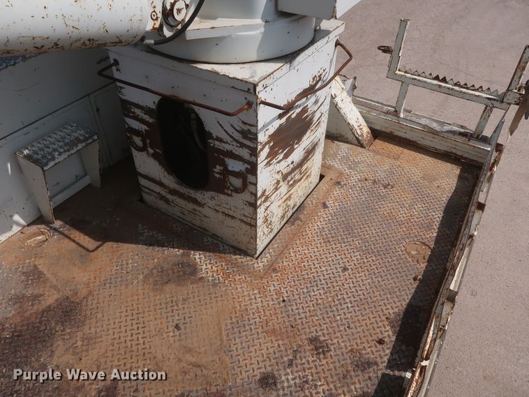 image for item HS9560 2003 International 7400  digger derrick truck