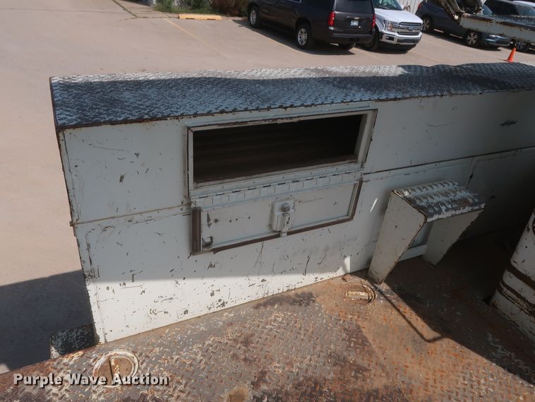 image for item HS9560 2003 International 7400  digger derrick truck