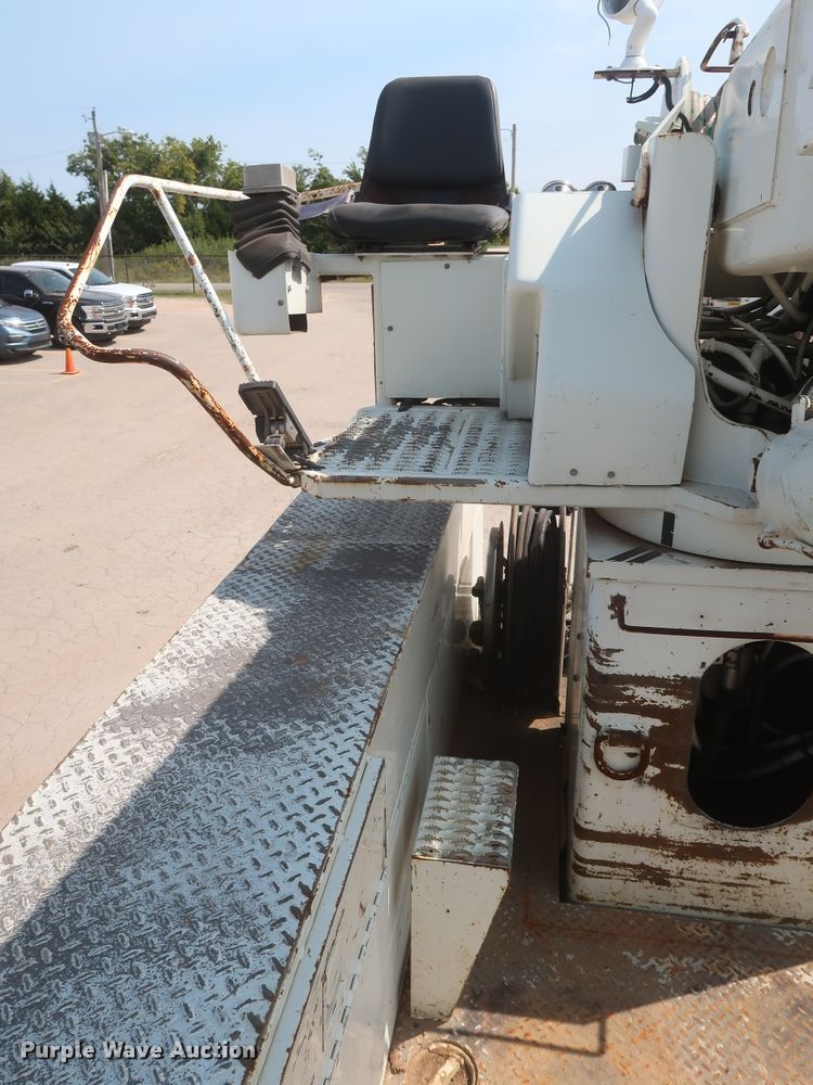 image for item HS9560 2003 International 7400  digger derrick truck