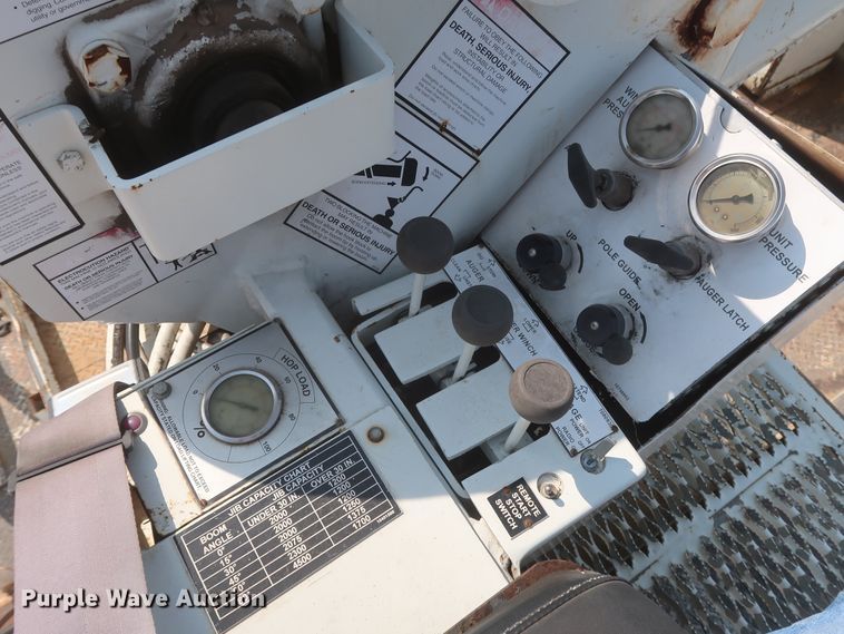 image for item HS9560 2003 International 7400  digger derrick truck