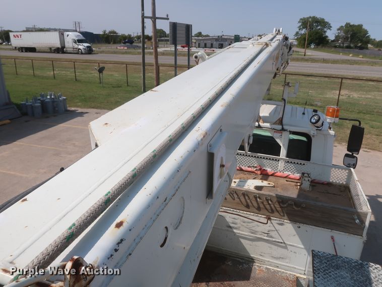 image for item HS9560 2003 International 7400  digger derrick truck