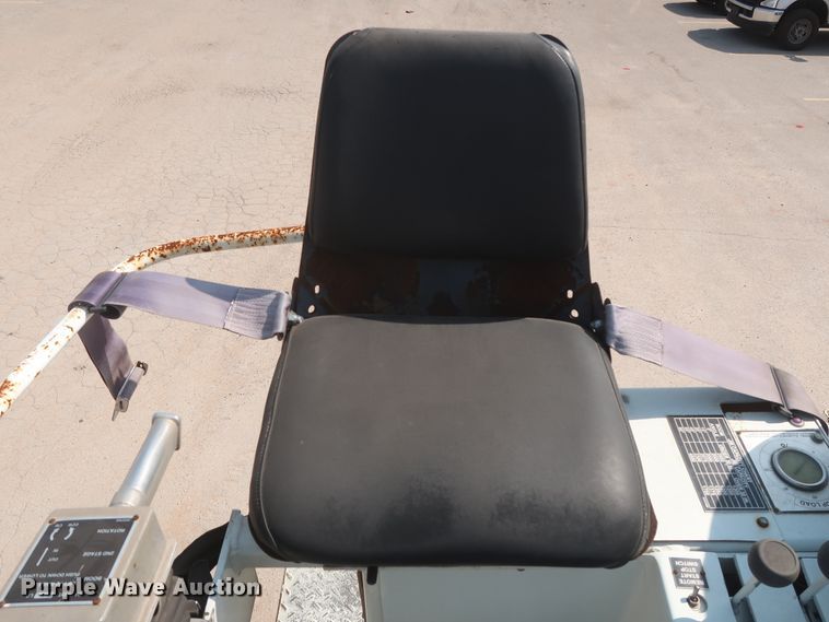 image for item HS9560 2003 International 7400  digger derrick truck