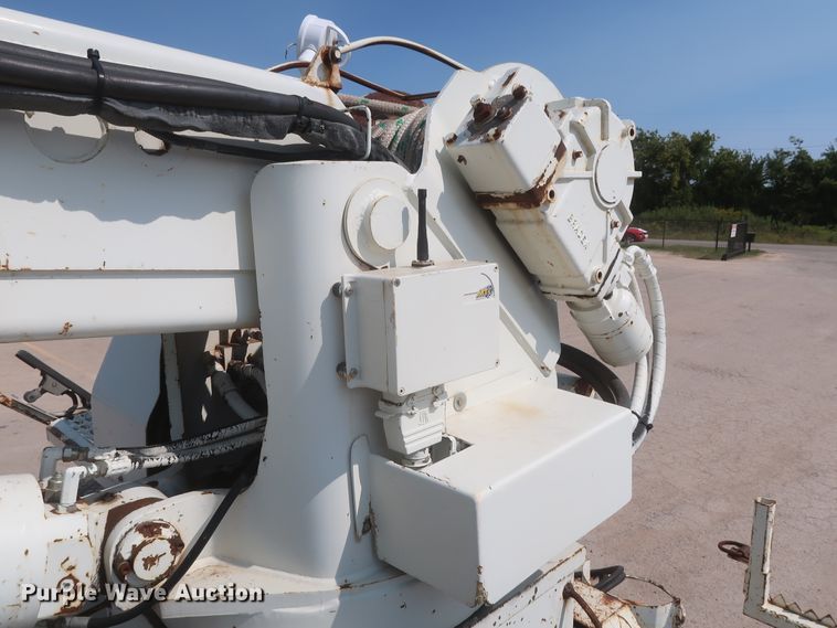 image for item HS9560 2003 International 7400  digger derrick truck