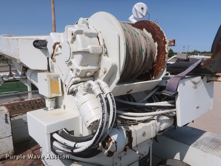 image for item HS9560 2003 International 7400  digger derrick truck