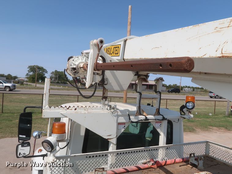 image for item HS9560 2003 International 7400  digger derrick truck