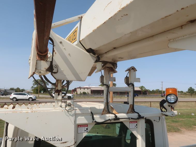 image for item HS9560 2003 International 7400  digger derrick truck