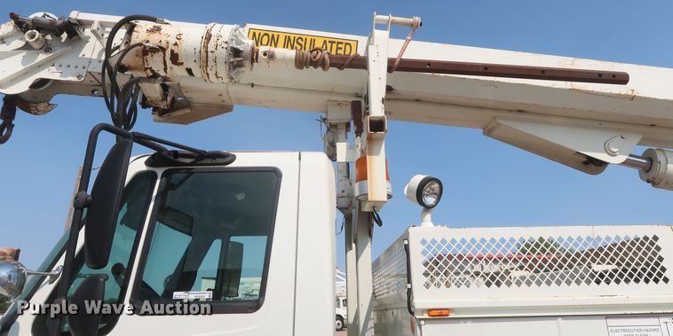 image for item HS9560 2003 International 7400  digger derrick truck