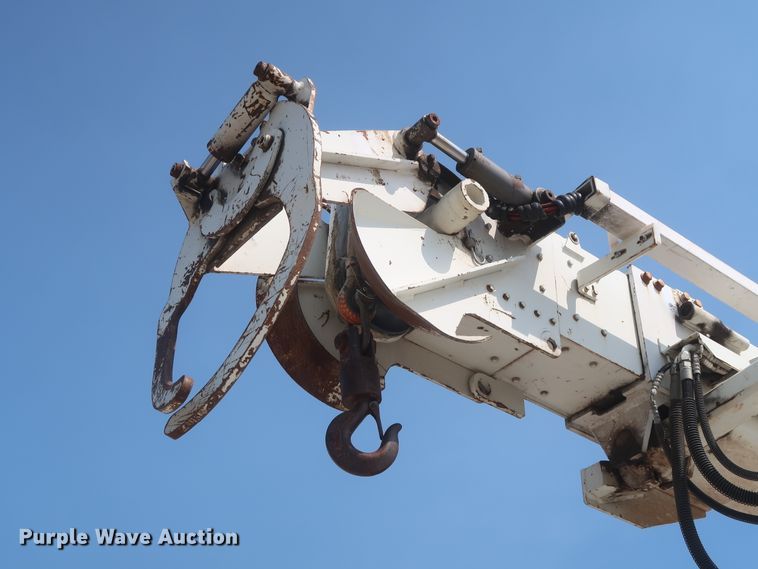 image for item HS9560 2003 International 7400  digger derrick truck