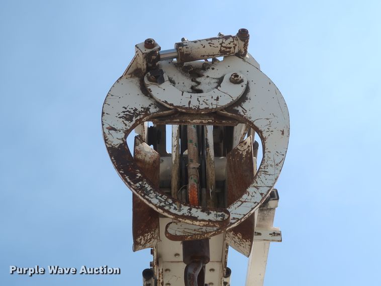 image for item HS9560 2003 International 7400  digger derrick truck