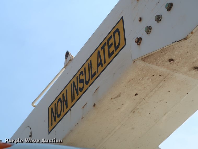 image for item HS9560 2003 International 7400  digger derrick truck