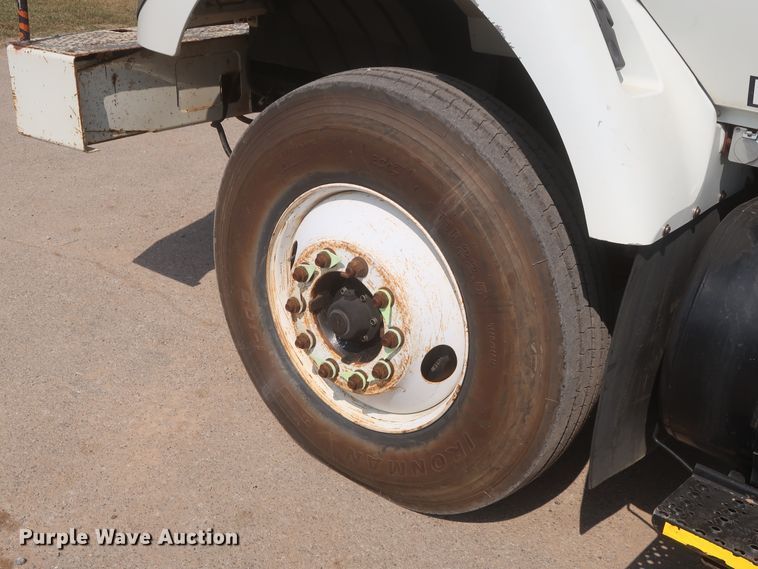 image for item HS9560 2003 International 7400  digger derrick truck