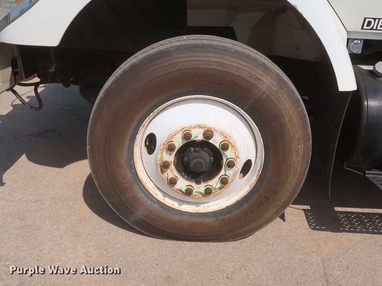 image for item HS9560 2003 International 7400  digger derrick truck