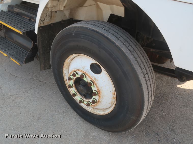 image for item HS9560 2003 International 7400  digger derrick truck