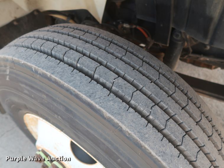 image for item HS9560 2003 International 7400  digger derrick truck