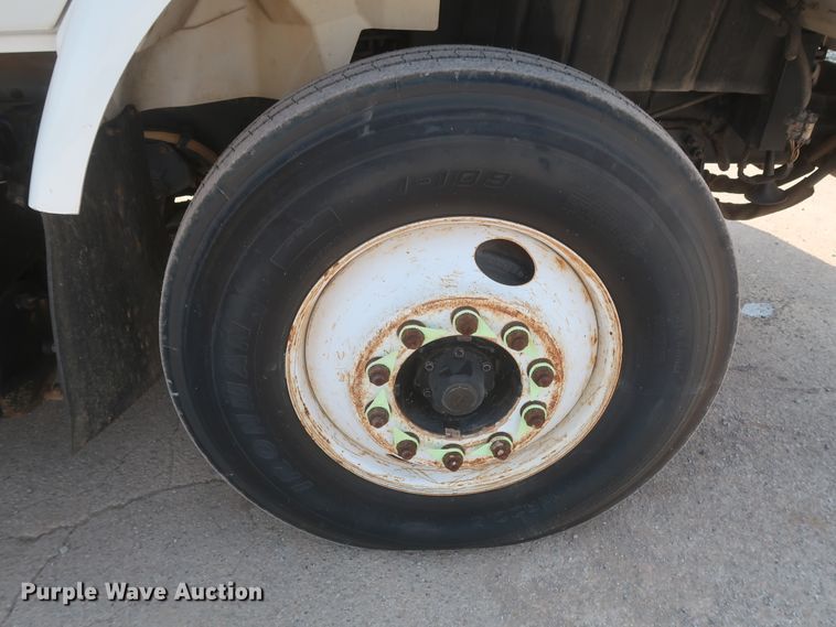 image for item HS9560 2003 International 7400  digger derrick truck