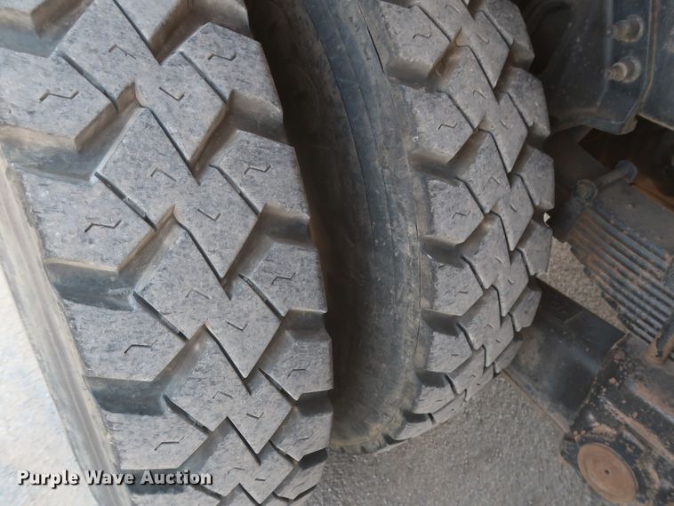 image for item HS9560 2003 International 7400  digger derrick truck