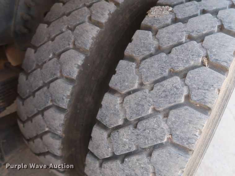 image for item HS9560 2003 International 7400  digger derrick truck