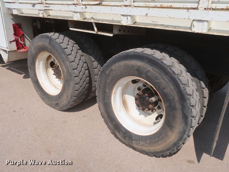 image for item HS9560 2003 International 7400  digger derrick truck