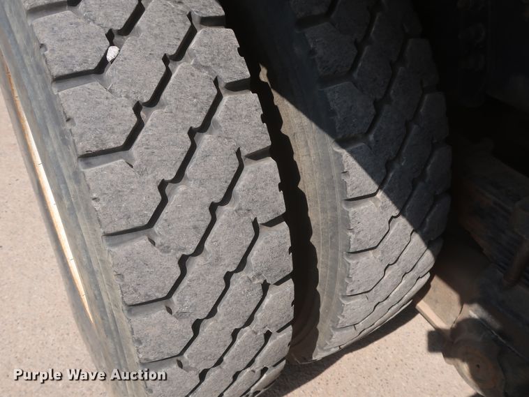 image for item HS9560 2003 International 7400  digger derrick truck