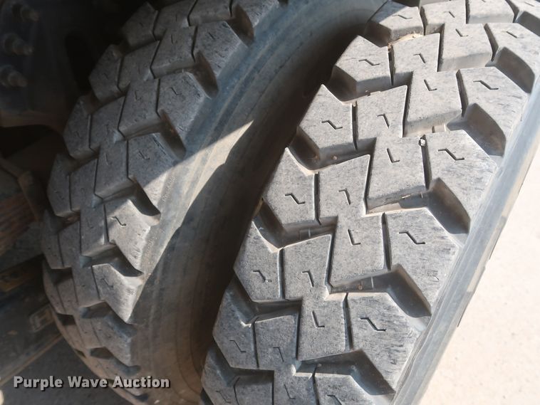 image for item HS9560 2003 International 7400  digger derrick truck