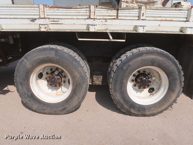 image for item HS9560 2003 International 7400  digger derrick truck