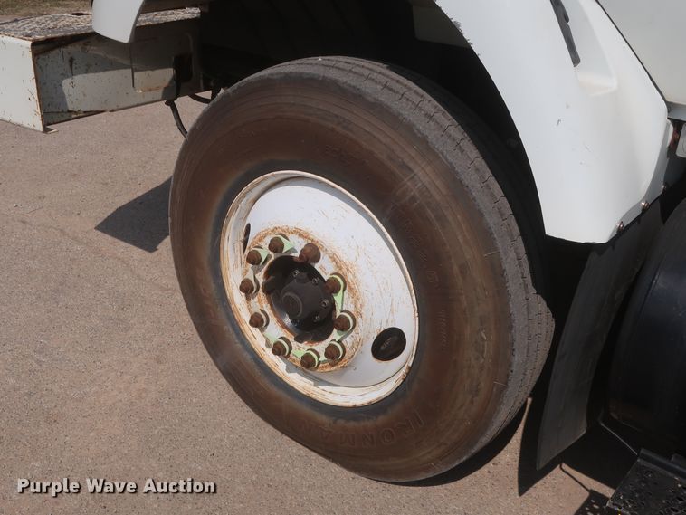 image for item HS9560 2003 International 7400  digger derrick truck