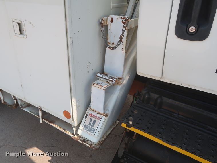 image for item HS9560 2003 International 7400  digger derrick truck