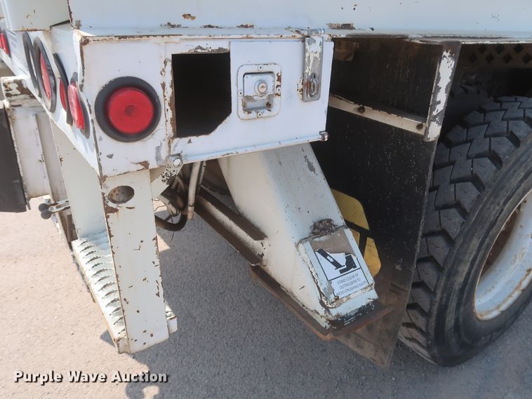 image for item HS9560 2003 International 7400  digger derrick truck