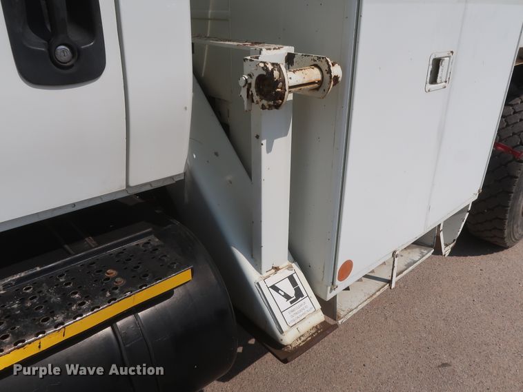 image for item HS9560 2003 International 7400  digger derrick truck