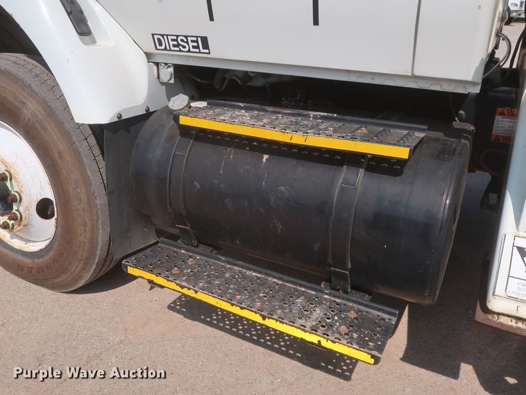 image for item HS9560 2003 International 7400  digger derrick truck