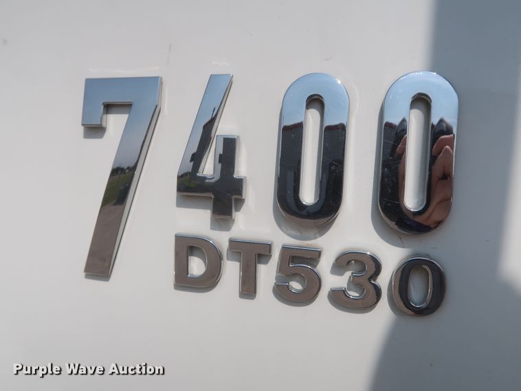 image for item HS9560 2003 International 7400  digger derrick truck