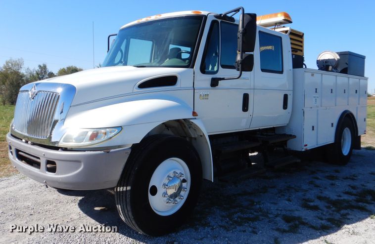 image for item HX9000 2006 International 4300 utility truck