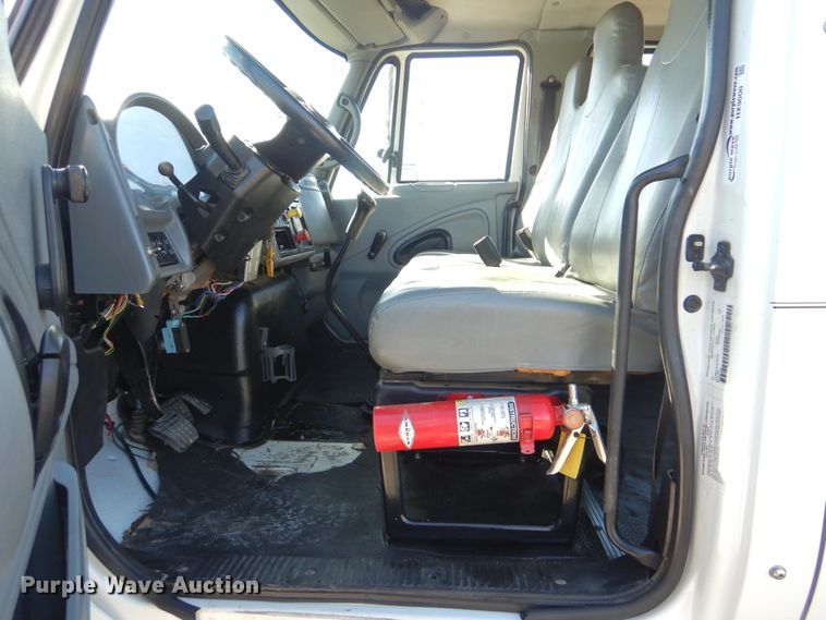 image for item HX9000 2006 International 4300 utility truck