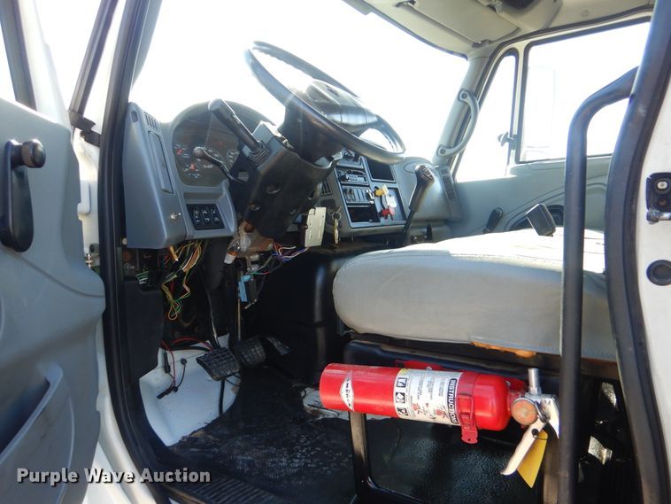 image for item HX9000 2006 International 4300 utility truck