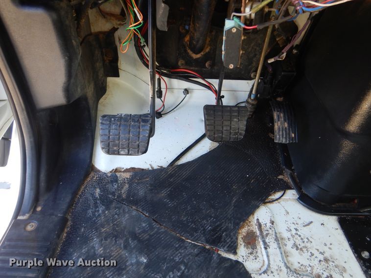 image for item HX9000 2006 International 4300 utility truck