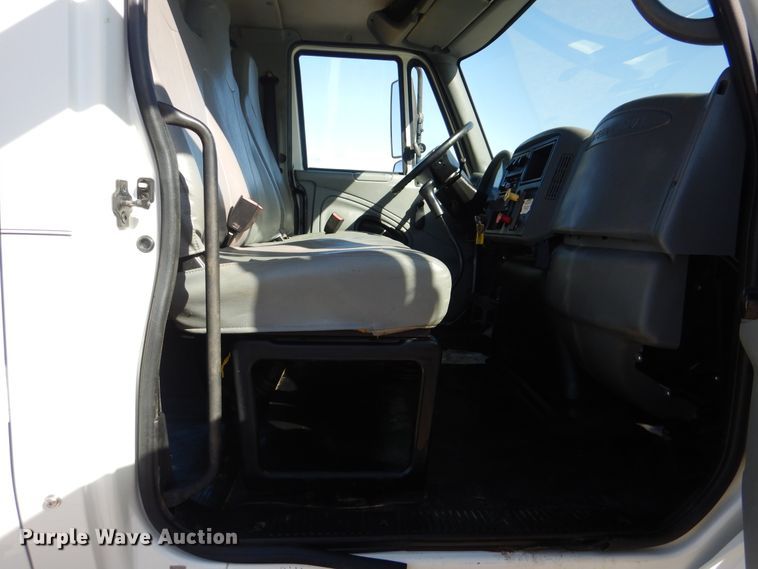 image for item HX9000 2006 International 4300 utility truck