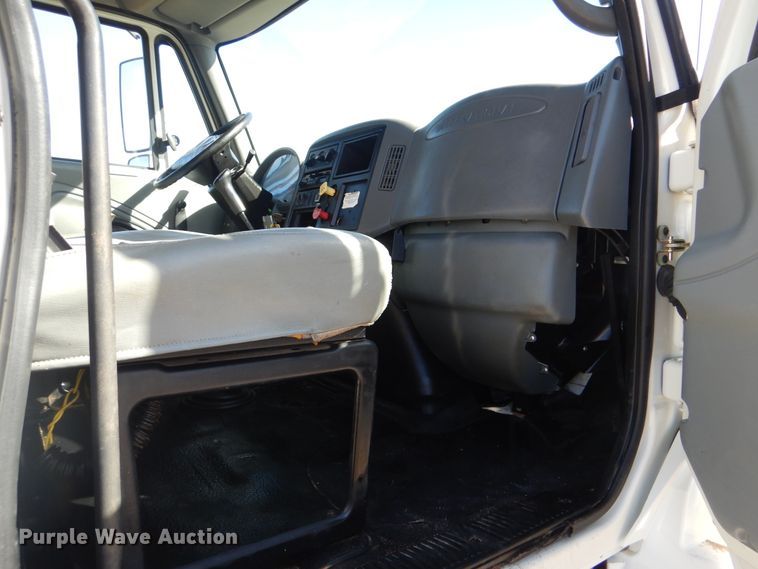 image for item HX9000 2006 International 4300 utility truck